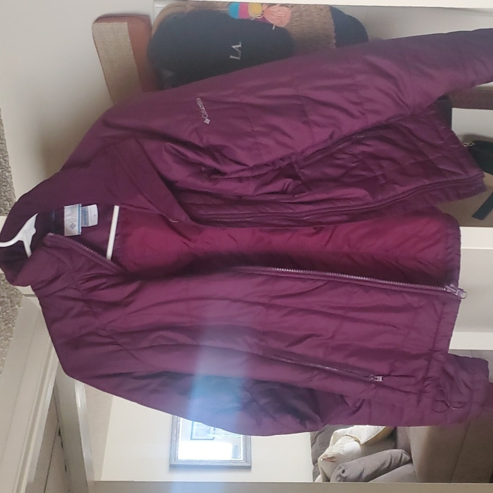 Interchangeable jacket. Comes with outer shell pictured in last photo. 2 in 1!